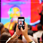 旅英原住民藝術(shù)家—優(yōu)席夫，以自身的旅遊經(jīng)驗(yàn)，分享給新業(yè)住戶(hù)們，以風(fēng)趣又知性的角度，探討在地的文化藝術(shù)。