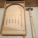 除了室外充滿文藝與悠閒氣息的市集，【新業(yè)宜家】內(nèi)也舉辦「親子手作彈珠臺活動」，讓親子同樂互動。不僅能從中體驗到手作樂趣，也能培養(yǎng)孩子的耐心，並從手邊的材料開始，循著邏輯逐步掌握一項物品組裝的原理。