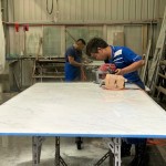 現(xiàn)場(chǎng)師傅熟練地操作拋光機(jī)搭配肉眼觀察，就像作畫一樣揮灑。只是打磨拋光屬於「減法的藝術(shù)」，卸除表面凹凸不平且粗糙的表面，不求快但求仔仔細(xì)細(xì)，達(dá)到光滑晶透如鏡面的效果。