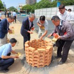 新業(yè)建設 穆椿松名譽董事長（左三）偕同卓勝隆董事長(左二)、邱正光副總經理(左一)帶著虔念，期盼【築願景】工程平安順利。