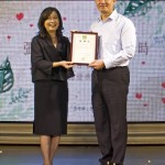 一路以來，有一群人默默的付出，正在做著一件極具意義的事，需要更多人去支持，新業(yè)也一同加入此行，讓愛及時(shí)!圖為「臺中張老師中心」主任委員張麗莉（圖左）向新業(yè)建設(shè)楊世偉經(jīng)理（圖右）致贈感謝狀。