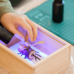 拋下常見的粘著劑，利用最安全的且保持素材原貌的UV光膠進行，搭配紫外光手電筒，讓作品快速接著又兼具美觀。