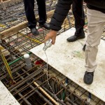 良辰吉時，澆下米酒象徵向天地敬酒，感謝工程順利。