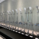 手持式蓮蓬頭與單槍式水龍頭排列展示。新業(yè)職人團隊了解每人偏好的水壓力道不同，享受療癒自我的SPA時光，因此對蓮蓬頭的選擇也格外謹(jǐn)慎周全。