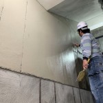 職人一遍一遍的在建築立面抹開(kāi)，事先的預(yù)留溝縫也是門(mén)學(xué)問(wèn)。