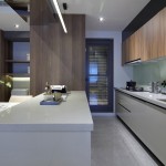 巧思哲學(xué)的私廚空間，不論視覺上或?qū)嵱眯远际鞘孢m的生活享受，易清潔不卡垢的檯面材質(zhì)，大手拉小手一抹即淨(jìng)，配置「不斷電系統(tǒng)」，在停電時，冰箱中的食物也持續(xù)保鮮。