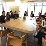 相聚時(shí)光，愜意坐在二樓圖書(shū)會(huì)議室暢所欲言。