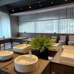 形形色色的典雅款式，透過水柱的流動(dòng)，從洗手、洗臉又不輕意濺濕石材檯面，開啟美好的一天。