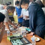 新業(yè)職人相信，廚具板材的細(xì)節(jié)也是決定最佳體驗(yàn)的條件。在專(zhuān)業(yè)眼光的審視下，除了材質(zhì)優(yōu)劣判斷，更需要統(tǒng)整美感趨勢(shì)，平衡美觀與實(shí)用性。