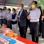 新業(yè)建設(shè) 穆椿松名譽(yù)董事長(zhǎng)(右三)、卓勝隆董事長(zhǎng)(右四)，帶領(lǐng)著各部門職人團(tuán)隊(duì)，一同焚香祝禱，眾人一心，虔誠(chéng)祈禱，繫起天地與人之間的溝通。