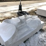 作品完成前，藝術(shù)家一敲一鑿的雕刻出一絲一絲的紋路，雖成品讓人滿意，但在打造的過程帶來的感動(dòng)也毫不遜色。