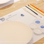 各式畫筆的運(yùn)用大不同，先以『鉛筆』初步草稿，再以『描邊筆』描繪鉛筆的筆跡，『毛筆』沾滿藍(lán)彩，揮灑在潤白的瓷盤上，多樣層次、繆思變化。