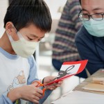 在剪紙練習(xí)，孩子不僅能體驗傳統(tǒng)技藝，從中還可以獲得數(shù)學(xué)幾何、對稱的概念，
以及手部肌肉的訓(xùn)練。