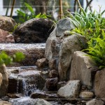 聽(tīng)瀑踏石，潺潺水流，新業(yè)與景觀團(tuán)隊(duì)親自挑選來(lái)自中部山區(qū)溪流的石頭，希望降低碳足跡。