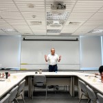 新業(yè)建設(shè)大家長－穆椿松創(chuàng)辦人（圖中）藉由小故事帶出新業(yè)理念，以「主動、積極、樂觀」的態(tài)度去面對問題，方方面面不妥協(xié)的堅持，分享其中的經(jīng)營哲學(xué)。