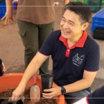 新業(yè)建設(shè) 邱正光 副總經(jīng)理 帶領(lǐng)新業(yè)職人們一同參與原生苗木培育-換盆作業(yè)，以實(shí)際行動(dòng)公益，喚起同仁們對(duì)臺(tái)灣山林的關(guān)注。