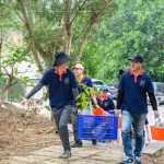 新業(yè)同仁們分工將所需要的工具、水、小樹苗等，步行約400公尺，抵達(dá)本次防火林帶建置的位置。