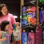 原先在腦中的五元老(樂(lè)樂(lè)、憂憂、怒怒、厭厭、驚驚)，被新來(lái)的情緒朋友關(guān)起來(lái)了！會(huì)有什麼樣的冒險(xiǎn)等著他們呢？