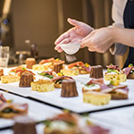 灑落雪般的糖粉，一場(chǎng)場(chǎng)精心的味覺(jué)饗宴即將上演！