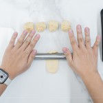 初體驗(yàn)包月餅的新業(yè)同仁，一步步跟著講師的詳細(xì)教學(xué)，從秤重、桿捲、包覆、裝飾，到送入烤箱。 