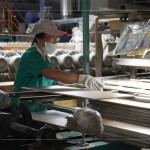 窯場師傅細心的檢驗每一片磁磚，不斷的反覆確認，感受每一分的精準細節(jié)。