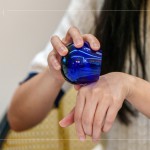 將油品盛裝在專業(yè)品油杯中，不只透過嗅覺、味覺，更透過將油倒在皮膚上的觸感，直接的感受天然橄欖油的滲透變化。