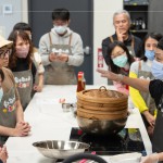 再次邀請廚藝職人 ＃吳志杰師傅(右一)，身懷30年以上的廚藝經(jīng)驗，研究出最有口感的蘿蔔糕作法，不藏私的傳授給新業(yè)家人們。