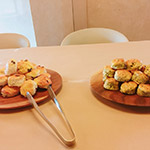 佐羅勒、蒜泥及鮮榨橄欖油製成的鹹司康別有一番風(fēng)味。