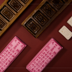 祭拜天公的標(biāo)準(zhǔn)貢品_餞龕糕，歷經(jīng)幾個世代個中滋味依然令人驚艷，仿舊感的包裝印刷，增添了懷舊感，更是拜拜後的嘴甜記憶。(圖片轉(zhuǎn)自：林金生香 百年糕餅店)