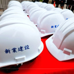 戴上工程帽如同披上鎧甲，每一步築跡都能走得踏實(shí)而穩(wěn)健，成為頭頂之上無聲的守護(hù)者。