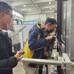 營建部工地主任-吳瑞隆(圖中)，用燈源檢查水密性能試驗(yàn)後的氣密窗，確認(rèn)是否有漏水、滲水或?yàn)R水的情形。