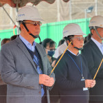 新業(yè)團隊齊聚，眾人一心，手持炷香，煙氣霧氣交織，裊裊上升，願直達天聽，透過聲聲祝禱，傳遞心中滿懷的期盼與感恩。(左一為新業(yè)建設 穆椿松 創(chuàng)辦人，左二為卓勝隆 董事長)