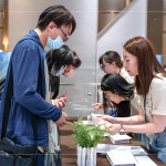 設(shè)立新業(yè)建設(shè)專屬領(lǐng)票處，仔細(xì)與住戶核對(duì)資料及票卷，讓住戶可安心的入場(chǎng)觀影。