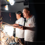 後臺(tái)裡，老師傅與藝師們熟練且忙碌的操弄著影偶，百年故事在幕後流動(dòng)，文化溫度在指尖間傳承。(圖右一為張榑國(guó)團(tuán)長(zhǎng))