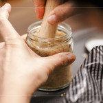 將味噌原料充分混合後裝罐，層層壓實，手作的溫度與節(jié)奏，讓每一罐味噌都帶著獨一無二的個人印記。