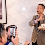 老爹現(xiàn)場親自示範(fàn)了乳酪現(xiàn)刨秀，在眾人們的驚呼下，刨出一朵朵康乃馨花瓣來，難得的機(jī)會能親眼見識這般技藝，新業(yè)家人們紛紛拿出手機(jī)拍下紀(jì)錄！