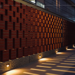 獨特的紅磚砌牆，錯落的完美設(shè)計，讓原本夜晚較為陰暗的小巷增添了意外的人文氣息。