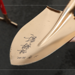 新業(yè)建設(shè) 創(chuàng)辦人 穆椿松先生，於金鏟子上簽名，象徵著開工誌慶，步步啟程。