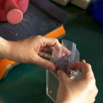 將一顆顆飽滿健康的紅豆，以容器固定成漂亮的長方體，就準備進入抽除空氣及封口的階段了。