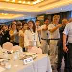 同仁們互相舒緩筋骨、鼓舞激勵(lì)、調(diào)整節(jié)奏，開(kāi)啟一天的課程，同時(shí)也圈起彼此情感與向心力。