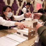 守護(hù)未來(lái)家園的堡壘－物管團(tuán)隊(duì)，協(xié)助住戶(hù)共同完成報(bào)到手續(xù)，感受這份成家入厝的幸福喜悅。