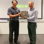 課程尾聲，新業(yè)建設(shè)榮譽(yù)董事長(zhǎng)－穆椿松先生準(zhǔn)備禮品致贈(zèng)，感謝王永福講師帶給我們精采充實(shí)的教育訓(xùn)練。