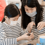 溫柔仔細的叮嚀，默默在旁靜靜看照，放手讓孩子盡情的發(fā)揮，在課程中找到手作帶來的自我可肯定與完成後的感動。