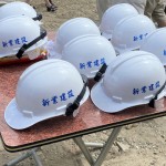 新業(yè)總是將住戶的需求與期待放在心上，每一頂工程頭盔不僅代表專業(yè)，也象徵著與建築師心起手應、一同築起願景的默契。