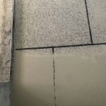 海綿擦拭前(下)後(上)的對(duì)比，讓隔著層層水泥的石子掀開(kāi)神秘的面紗，重見(jiàn)天日。