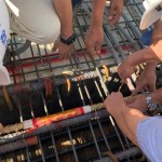 樓頂安裝金色的中樑即為上樑，建築就是一步一步紮紮實(shí)實(shí)地築步就班。