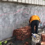 在施作的一開始，「定錨」讓物件更精準(zhǔn)地就定位，師傅悉心的堆疊一塊塊的紅磚，為的是讓孩子們能更安心的坐在這立體座椅上。