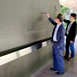 臺(tái)中市文化局副局長曾能汀先生（圖右一）偕同新業(yè)建設(shè)卓勝隆董事長（圖左一），一同於文學(xué)公園的水寫詩牆提筆揮毫，為為期11月的鐵道文學(xué)特展拉開序幕。