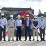 新業(yè)建設(shè) 穆椿松名譽(yù)董事長(zhǎng)(右四)、卓勝隆董事長(zhǎng)(右三)帶領(lǐng)新業(yè)團(tuán)隊(duì)，祈求保佑人員平安、工程順利。