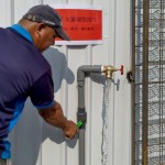 工地在開挖地下室時，必須抽取大量地下水，過去這些工地水都直接放流到排水溝，透過這一次市府的淨(jìng)水優(yōu)化，可免費(fèi)讓民眾取用到更乾淨(jìng)的水源。